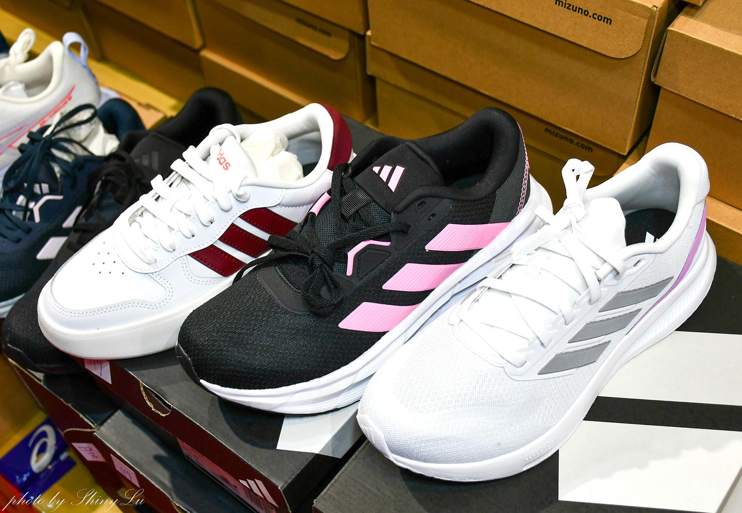 家樂福內湖店【Nike運動鞋特賣】FILA 及 MIZUNO/Adidas零碼出清第二雙10元，指定款二雙3000