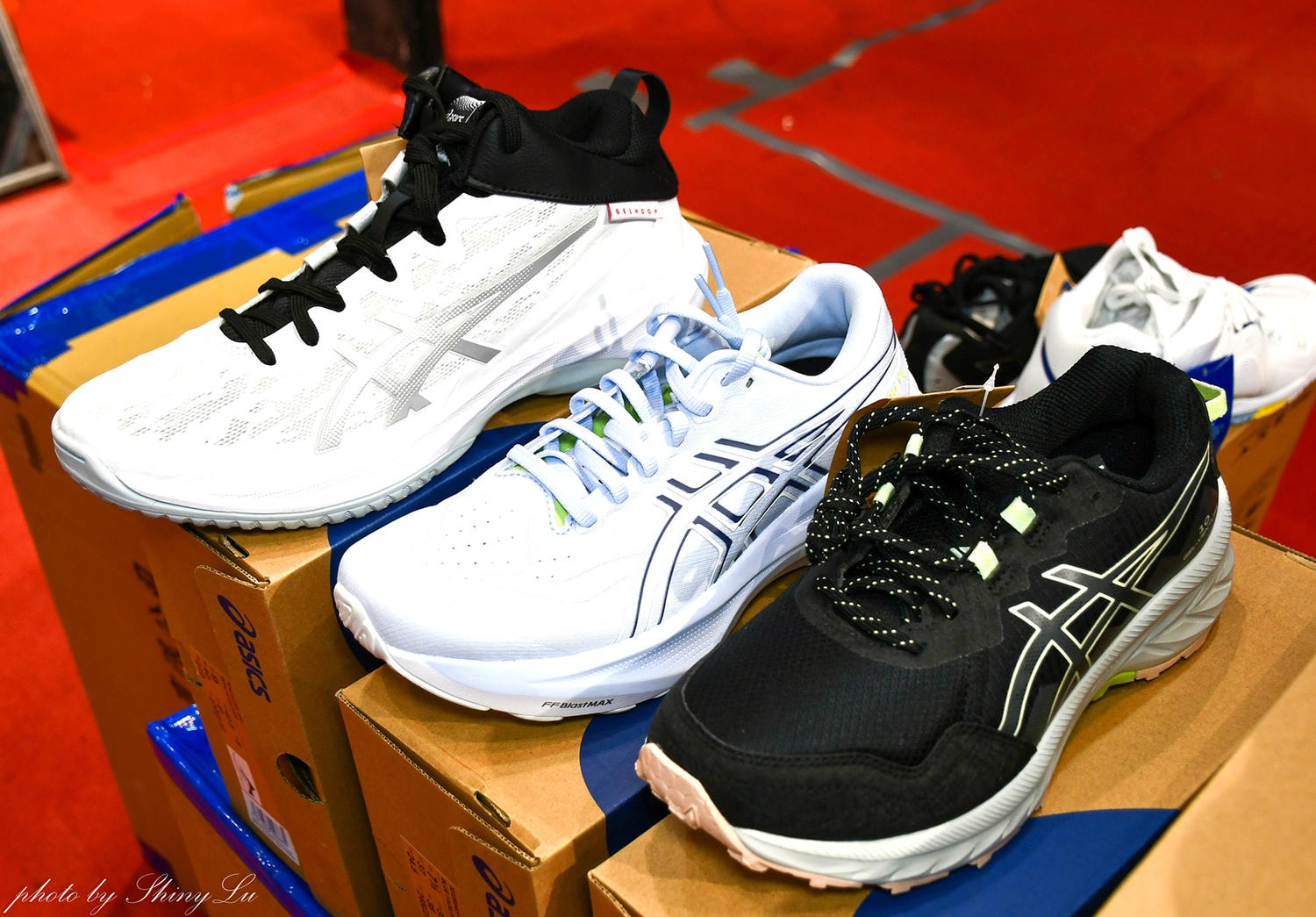 家樂福內湖店【Nike運動鞋特賣】FILA 及 MIZUNO/Adidas零碼出清第二雙10元，指定款二雙3000