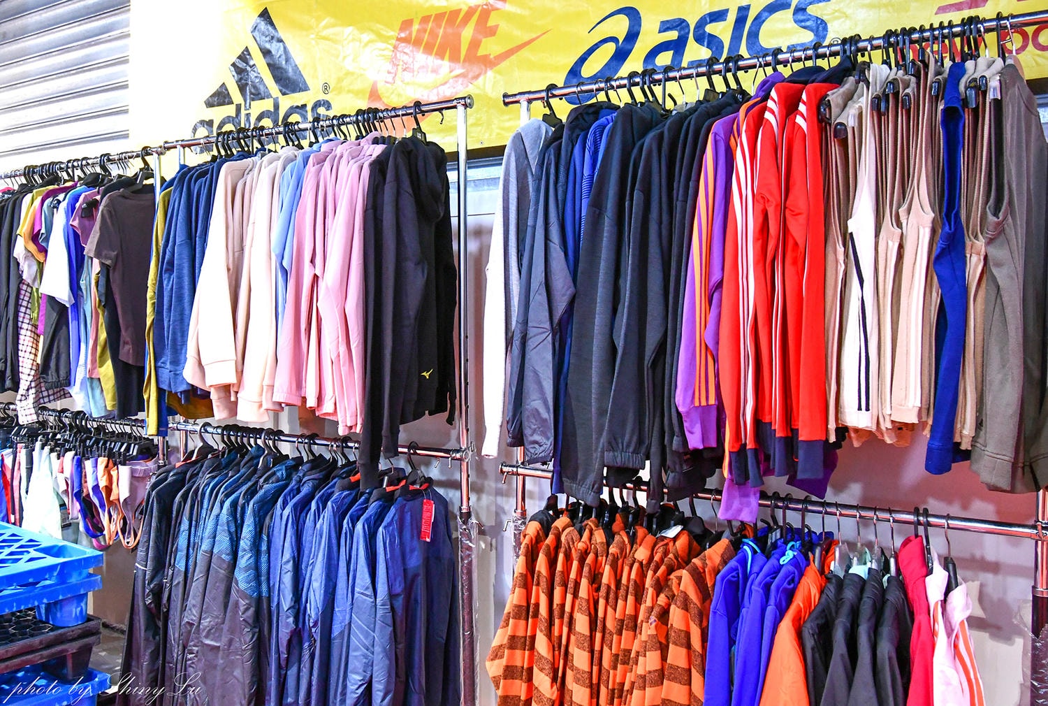 家樂福內湖店【Nike運動鞋特賣】FILA 及 MIZUNO/Adidas零碼出清第二雙10元，指定款二雙3000