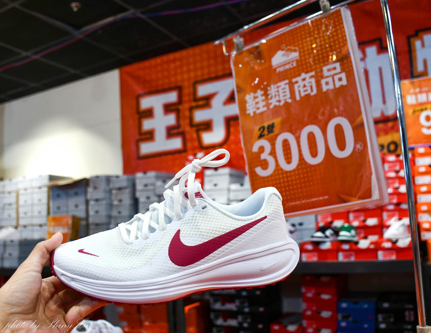 家樂福內湖店【Nike運動鞋特賣】FILA 及 MIZUNO/Adidas零碼出清第二雙10元，指定款二雙3000