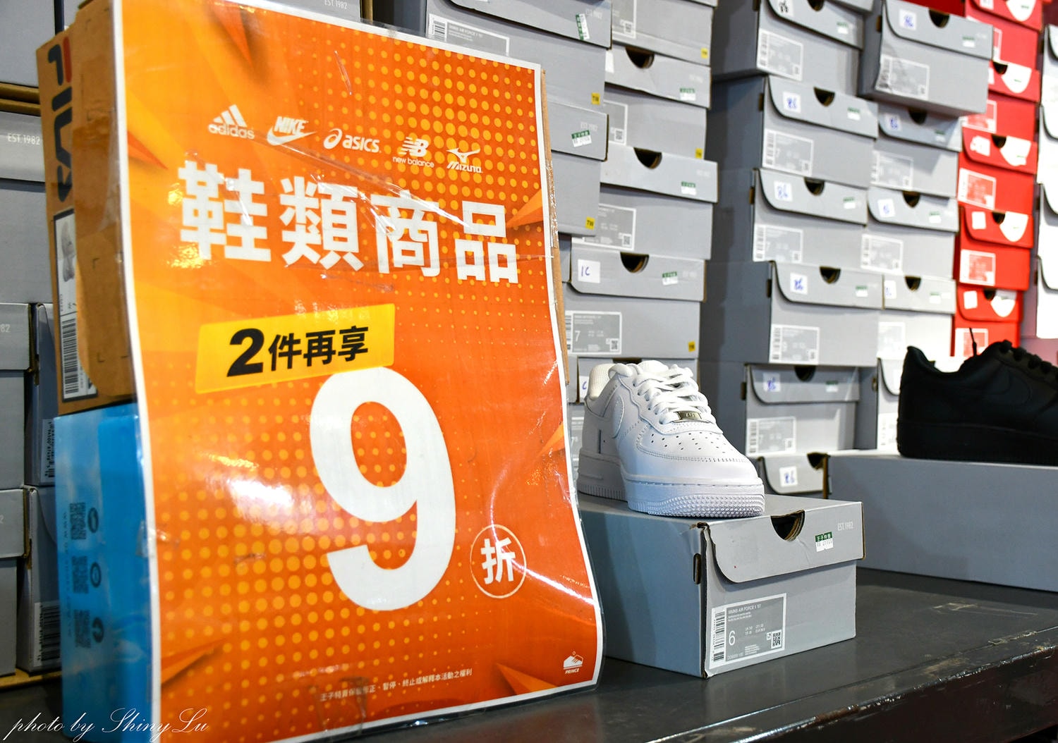 家樂福內湖店【Nike運動鞋特賣】FILA 及 MIZUNO/Adidas零碼出清第二雙10元，指定款二雙3000
