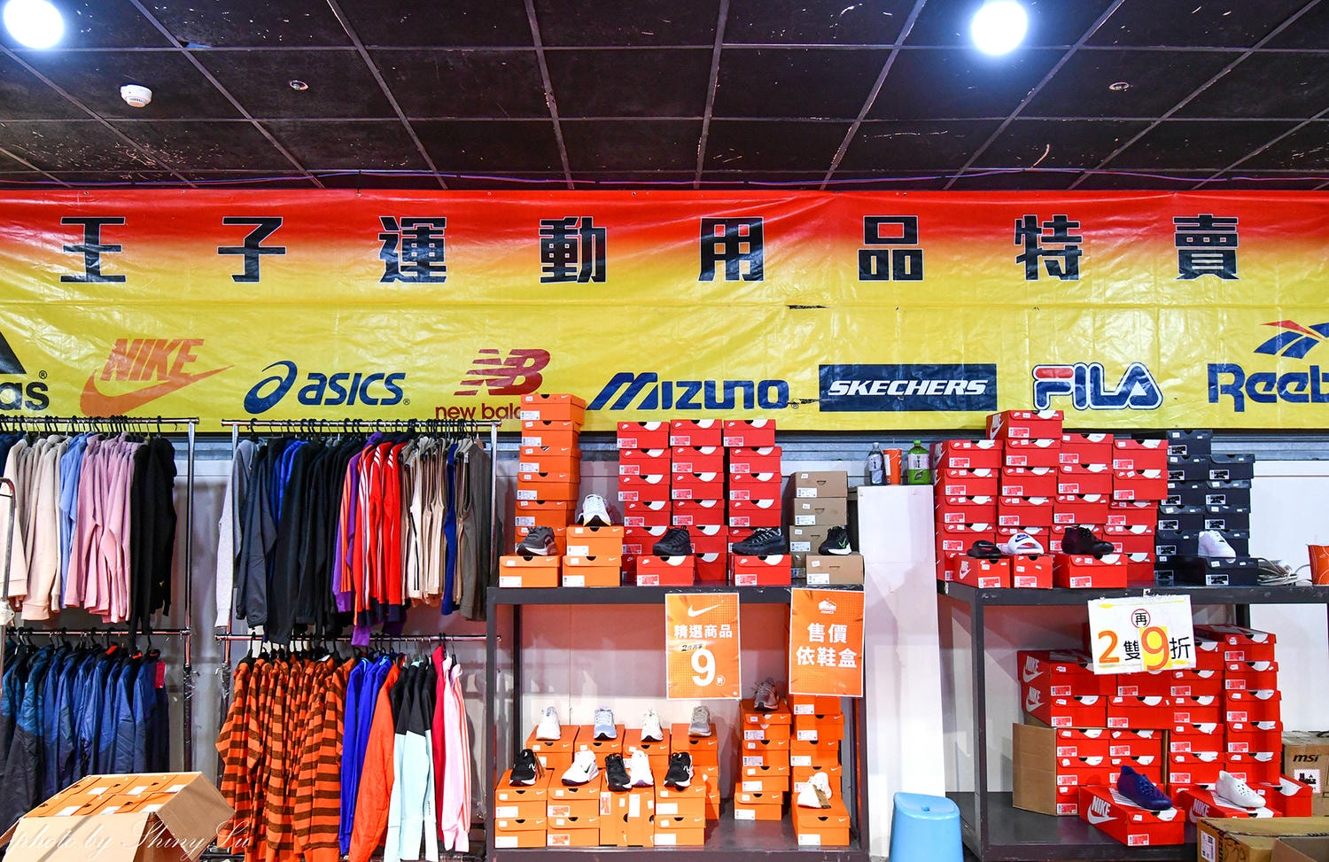 家樂福內湖店【Nike運動鞋特賣】FILA 及 MIZUNO/Adidas零碼出清第二雙10元，指定款二雙3000