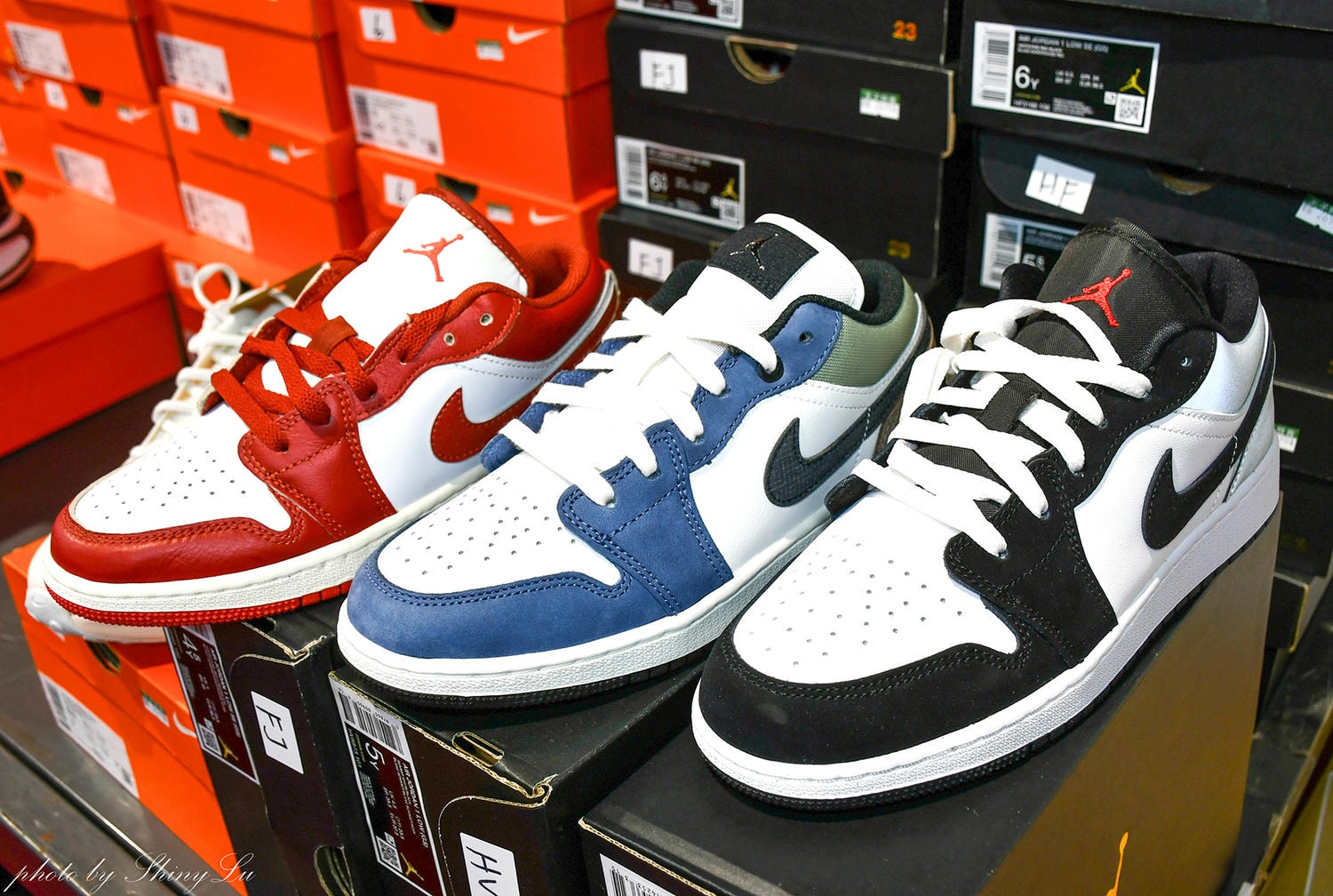 家樂福內湖店【Nike運動鞋特賣】FILA 及 MIZUNO/Adidas零碼出清第二雙10元，指定款二雙3000