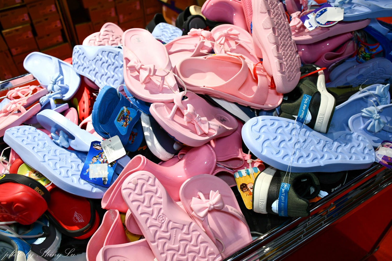 家樂福內湖店【Nike運動鞋特賣】FILA 及 MIZUNO/Adidas零碼出清第二雙10元，指定款二雙3000