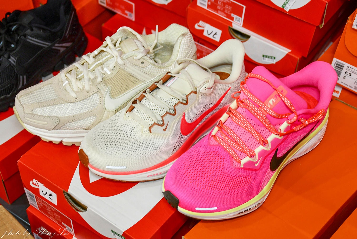 家樂福內湖店【Nike運動鞋特賣】FILA 及 MIZUNO/Adidas零碼出清第二雙10元，指定款二雙3000