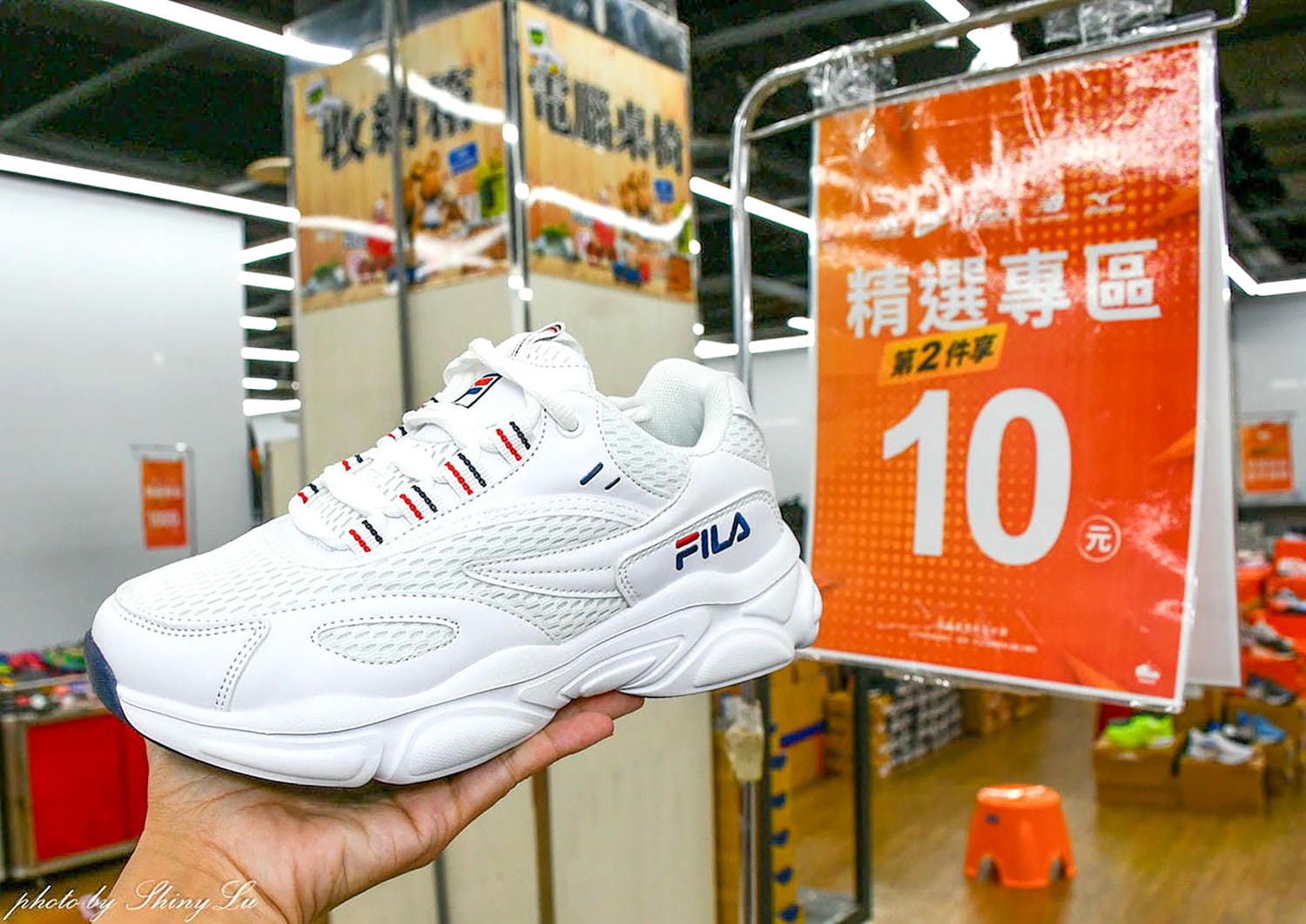 家樂福內湖店【Nike運動鞋特賣】FILA 及 MIZUNO/Adidas零碼出清第二雙10元，指定款二雙3000