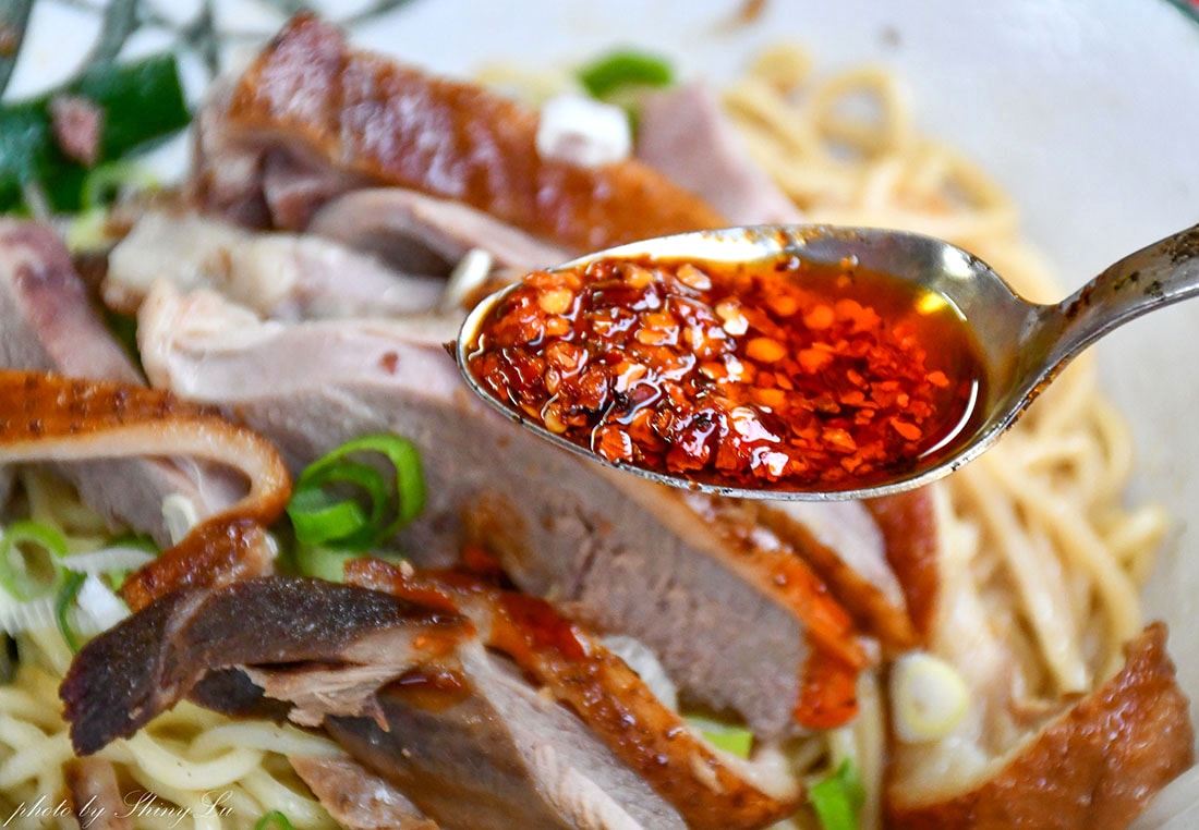 美麗島站美食推薦│高雄大圓環鴨肉麵│傳承60年老店│辣椒超級讚
