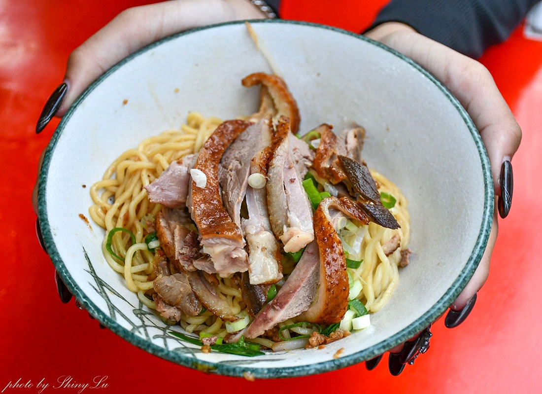 美麗島站美食推薦│高雄大圓環鴨肉麵│傳承60年老店│辣椒超級讚