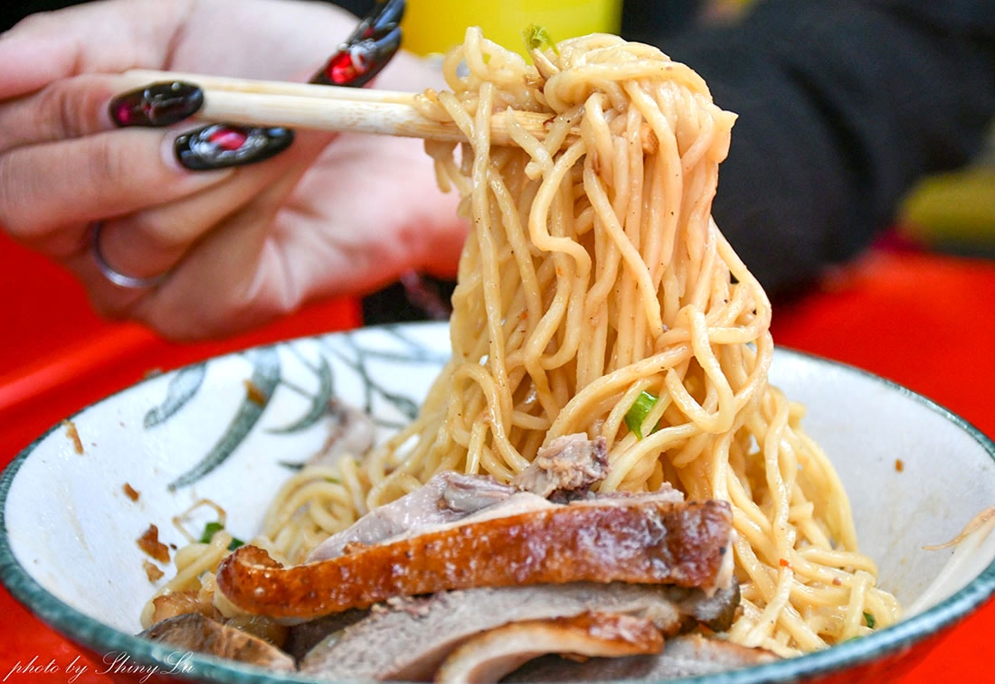 美麗島站美食推薦│高雄大圓環鴨肉麵│傳承60年老店│辣椒超級讚