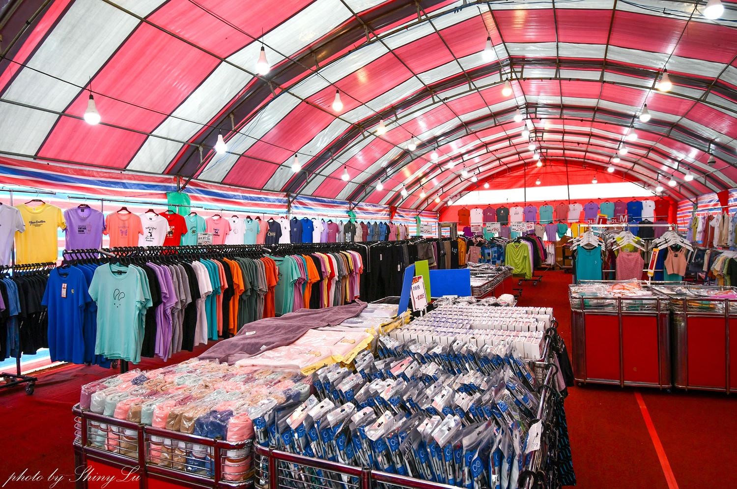 OB嚴選特賣會199元買二送一，豐倫服飾涼感衣190元起！地點在家樂福西屯店大門帳篷