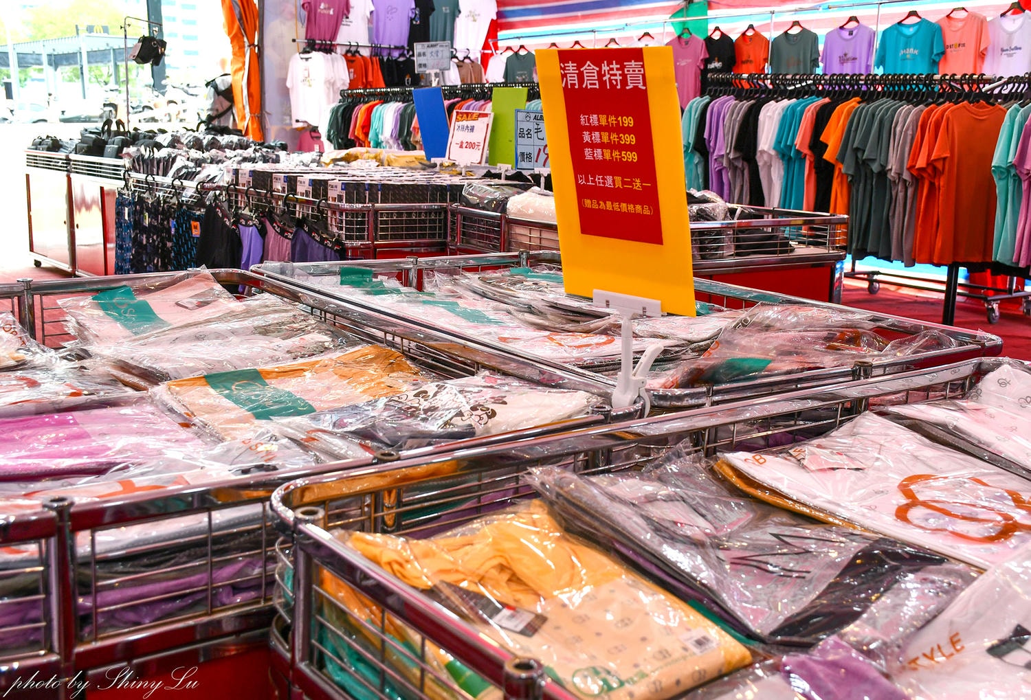 OB嚴選特賣會199元買二送一，豐倫服飾涼感衣190元起！地點在家樂福西屯店大門帳篷