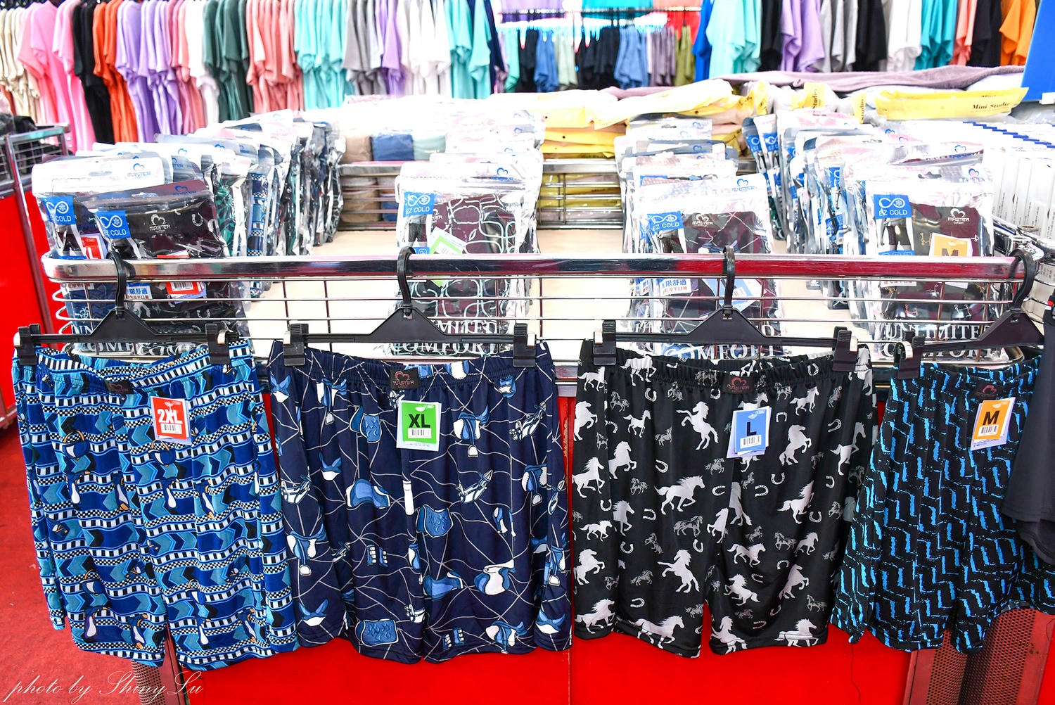 OB嚴選特賣會199元買二送一，豐倫服飾涼感衣190元起！地點在家樂福西屯店大門帳篷