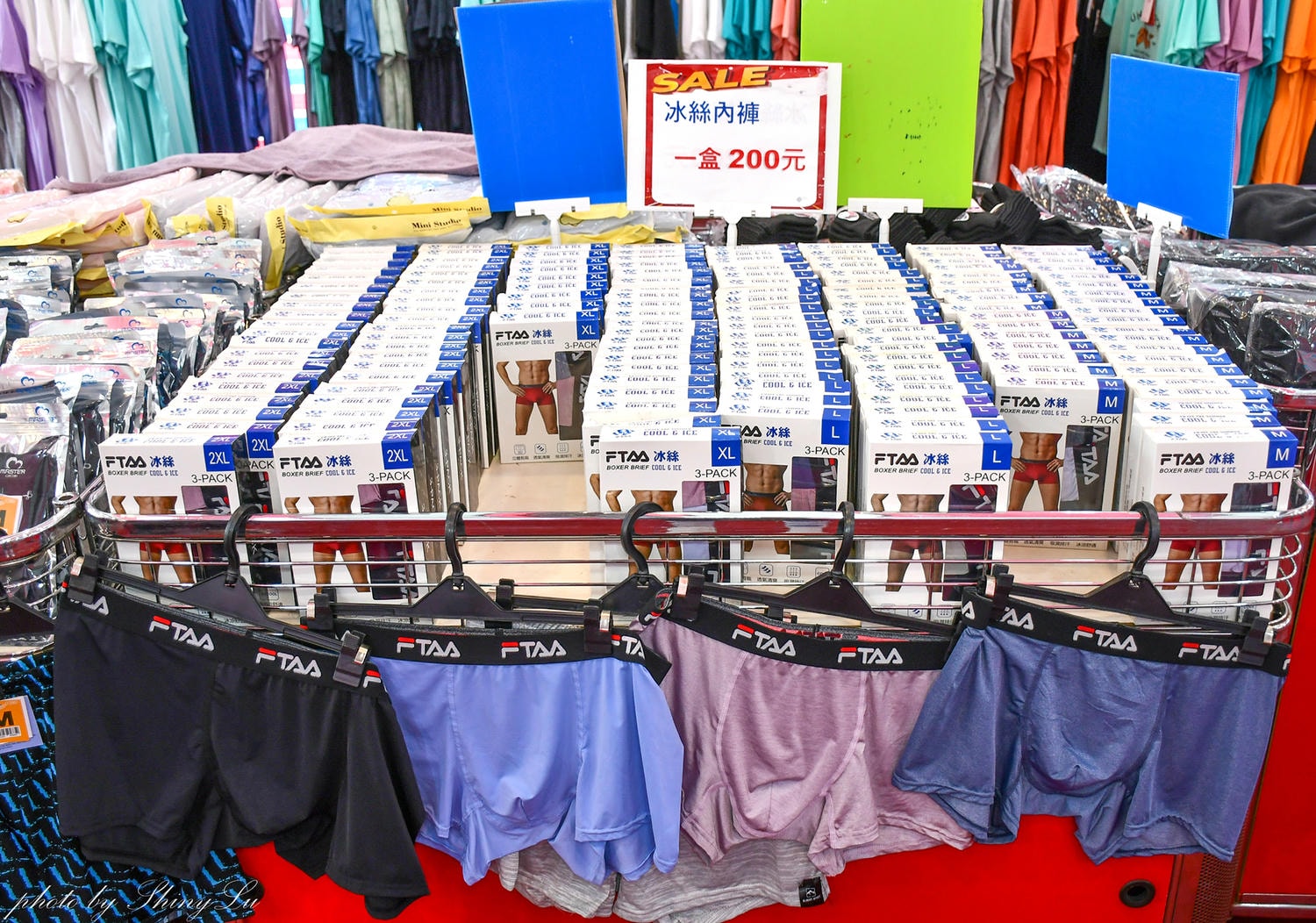 OB嚴選特賣會199元買二送一，豐倫服飾涼感衣190元起！地點在家樂福西屯店大門帳篷