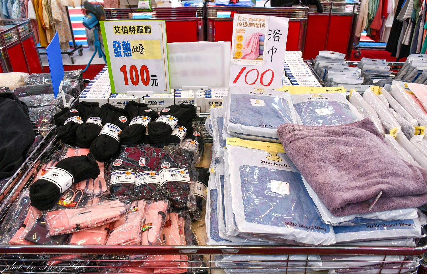 OB嚴選特賣會199元買二送一，豐倫服飾涼感衣190元起！地點在家樂福西屯店大門帳篷