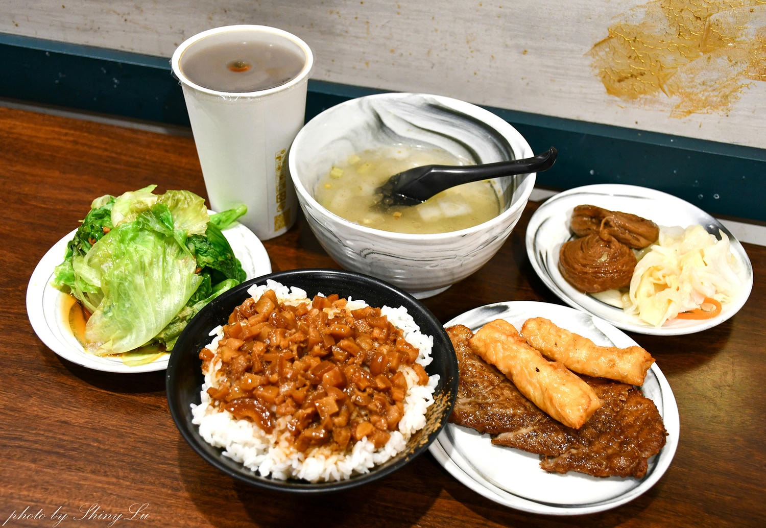 金仙魯肉飯（林口三井店）金招牌必點，有排骨跟蝦捲