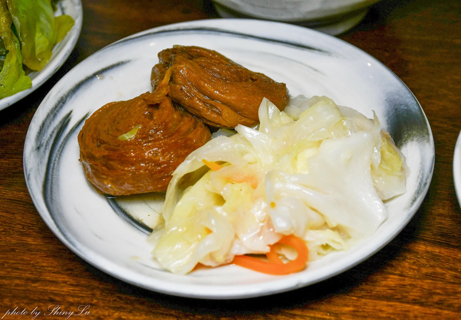 金仙魯肉飯（林口三井店）金招牌必點，有排骨跟蝦捲