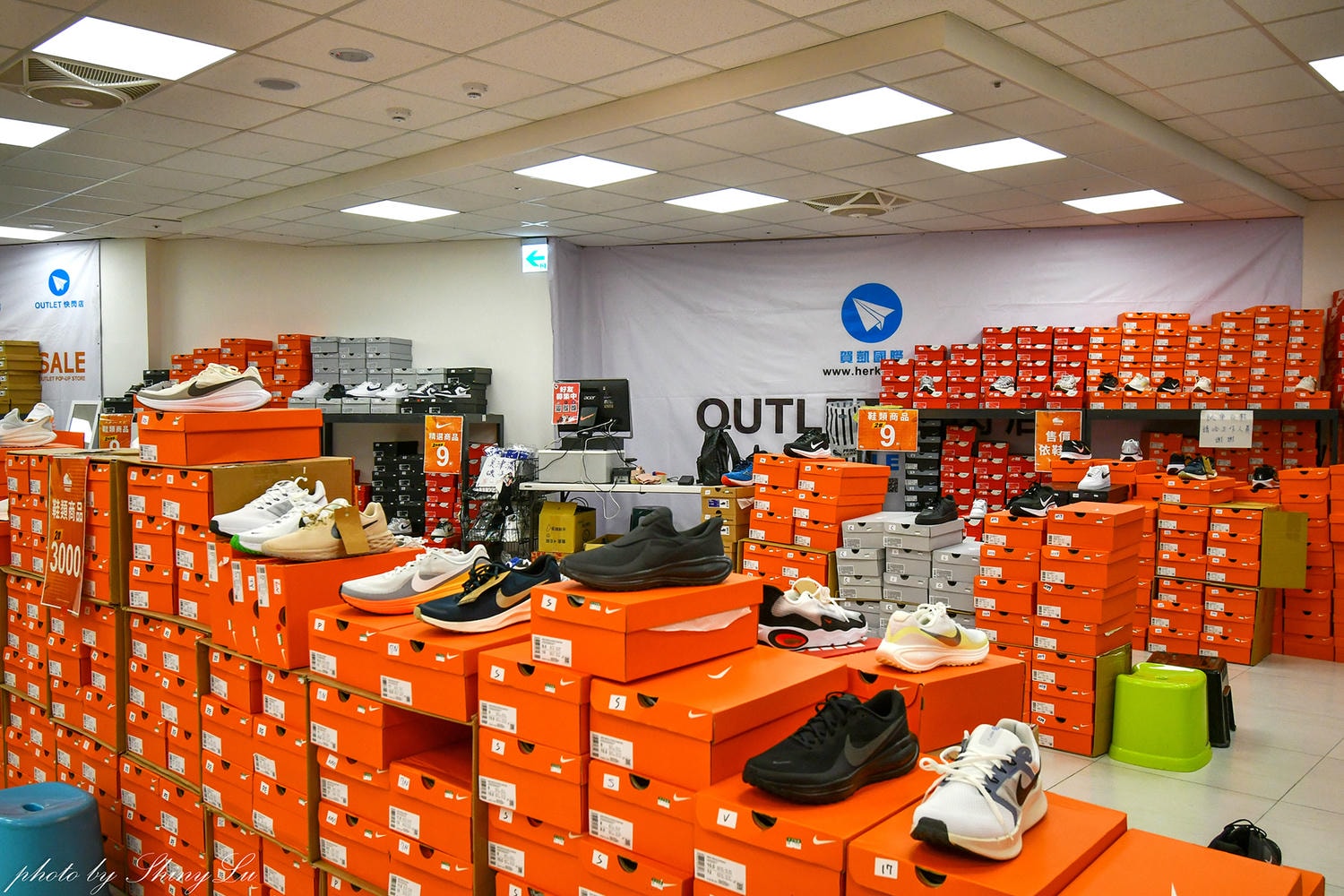 哈拉影城B1運動鞋特賣│Nike990元起！童鞋及零碼出清不用千元買得到，FILA五折，新款任選二雙九折