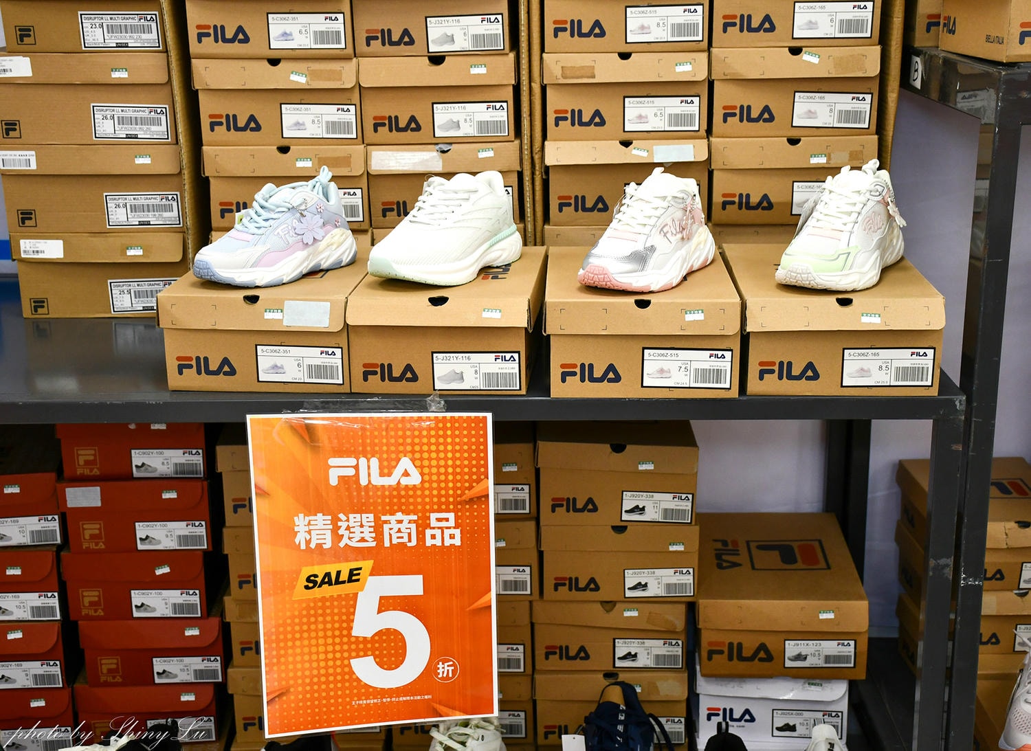 哈拉影城B1運動鞋特賣│Nike990元起！童鞋及零碼出清不用千元買得到，FILA五折，新款任選二雙九折