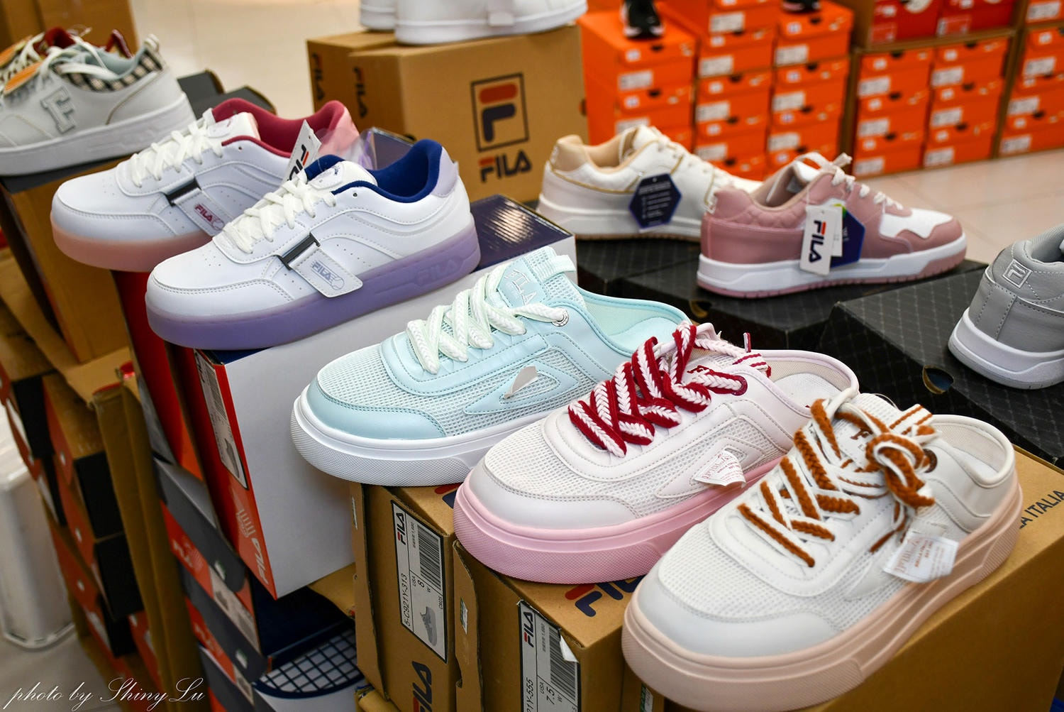 哈拉影城B1運動鞋特賣│Nike990元起！童鞋及零碼出清不用千元買得到，FILA五折，新款任選二雙九折