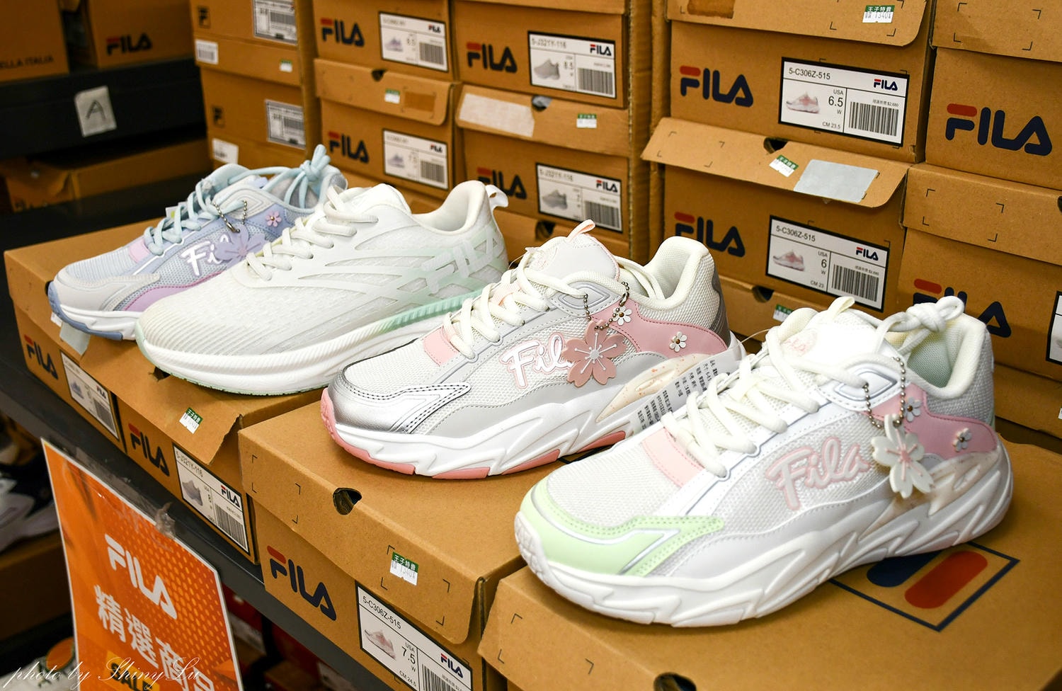 哈拉影城B1運動鞋特賣│Nike990元起！童鞋及零碼出清不用千元買得到，FILA五折，新款任選二雙九折