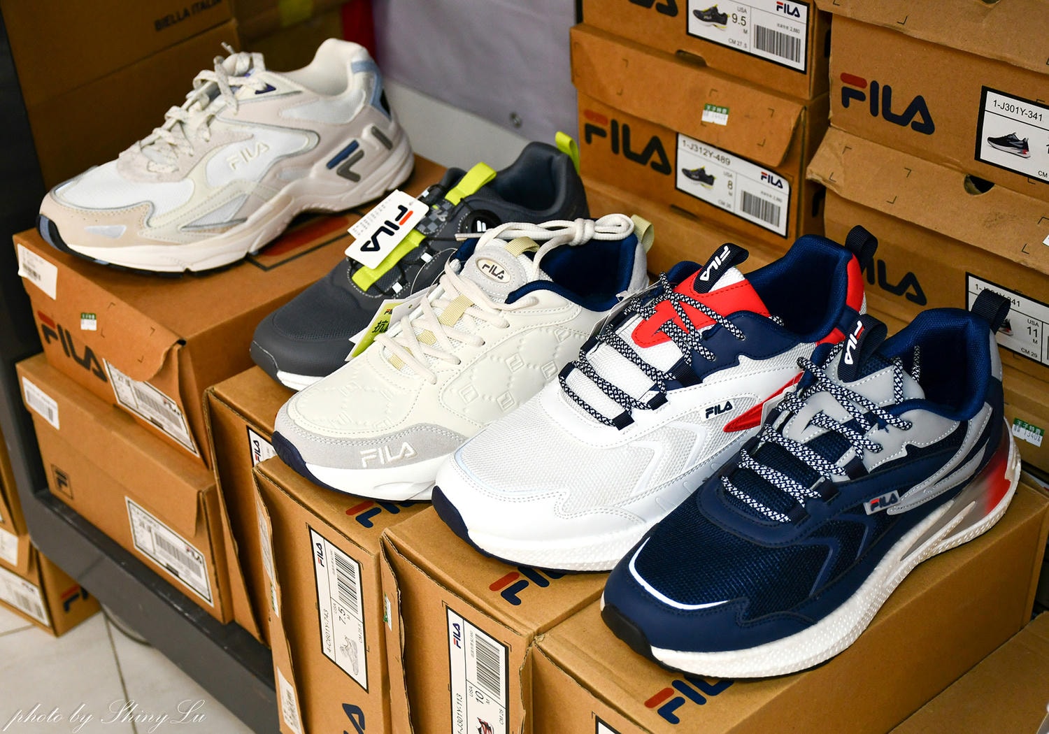 哈拉影城B1運動鞋特賣│Nike990元起！童鞋及零碼出清不用千元買得到，FILA五折，新款任選二雙九折