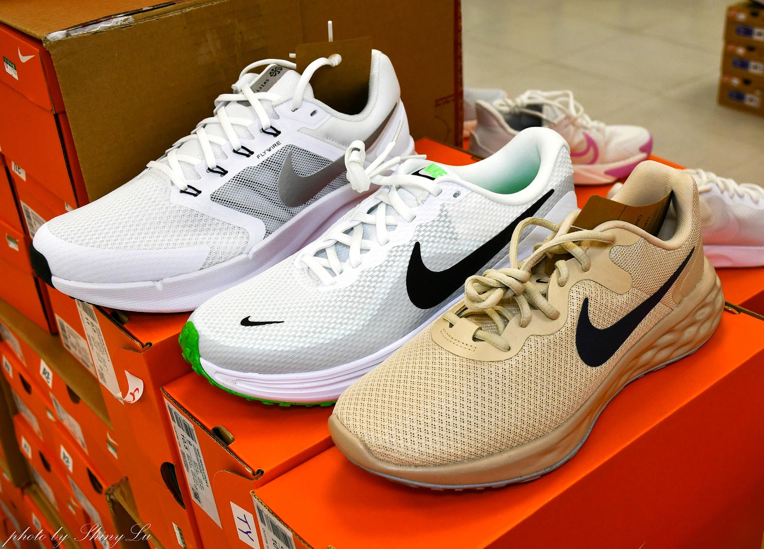 哈拉影城B1運動鞋特賣│Nike990元起！童鞋及零碼出清不用千元買得到，FILA五折，新款任選二雙九折