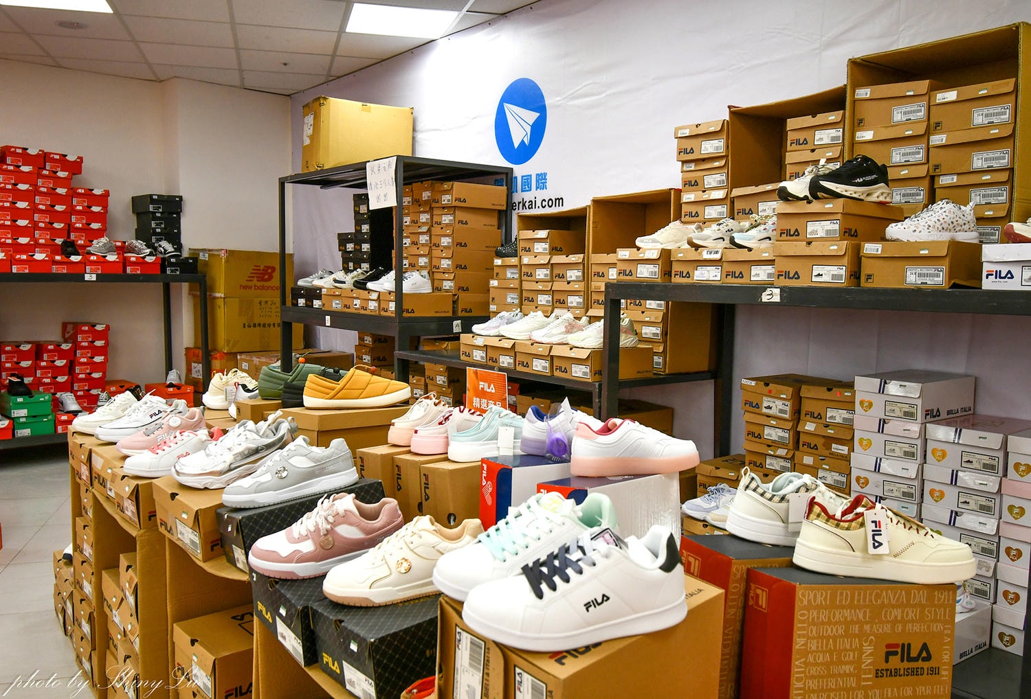 哈拉影城B1運動鞋特賣│Nike990元起！童鞋及零碼出清不用千元買得到，FILA五折，新款任選二雙九折