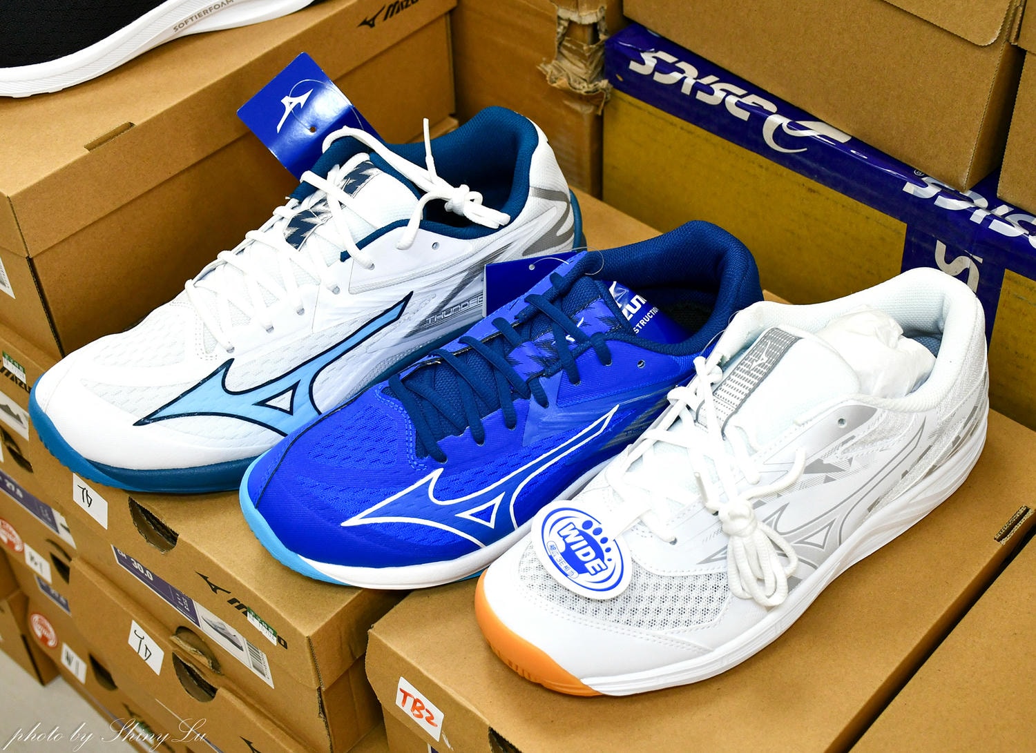 哈拉影城B1運動鞋特賣│Nike990元起！童鞋及零碼出清不用千元買得到，FILA五折，新款任選二雙九折
