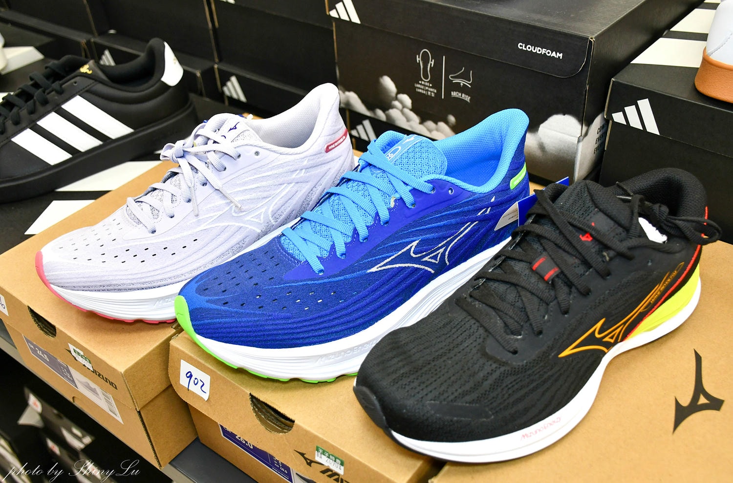 哈拉影城B1運動鞋特賣│Nike990元起！童鞋及零碼出清不用千元買得到，FILA五折，新款任選二雙九折