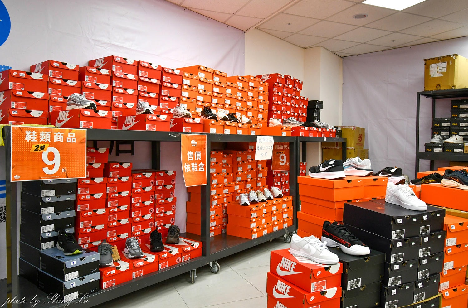 哈拉影城B1運動鞋特賣│Nike990元起！童鞋及零碼出清不用千元買得到，FILA五折，新款任選二雙九折