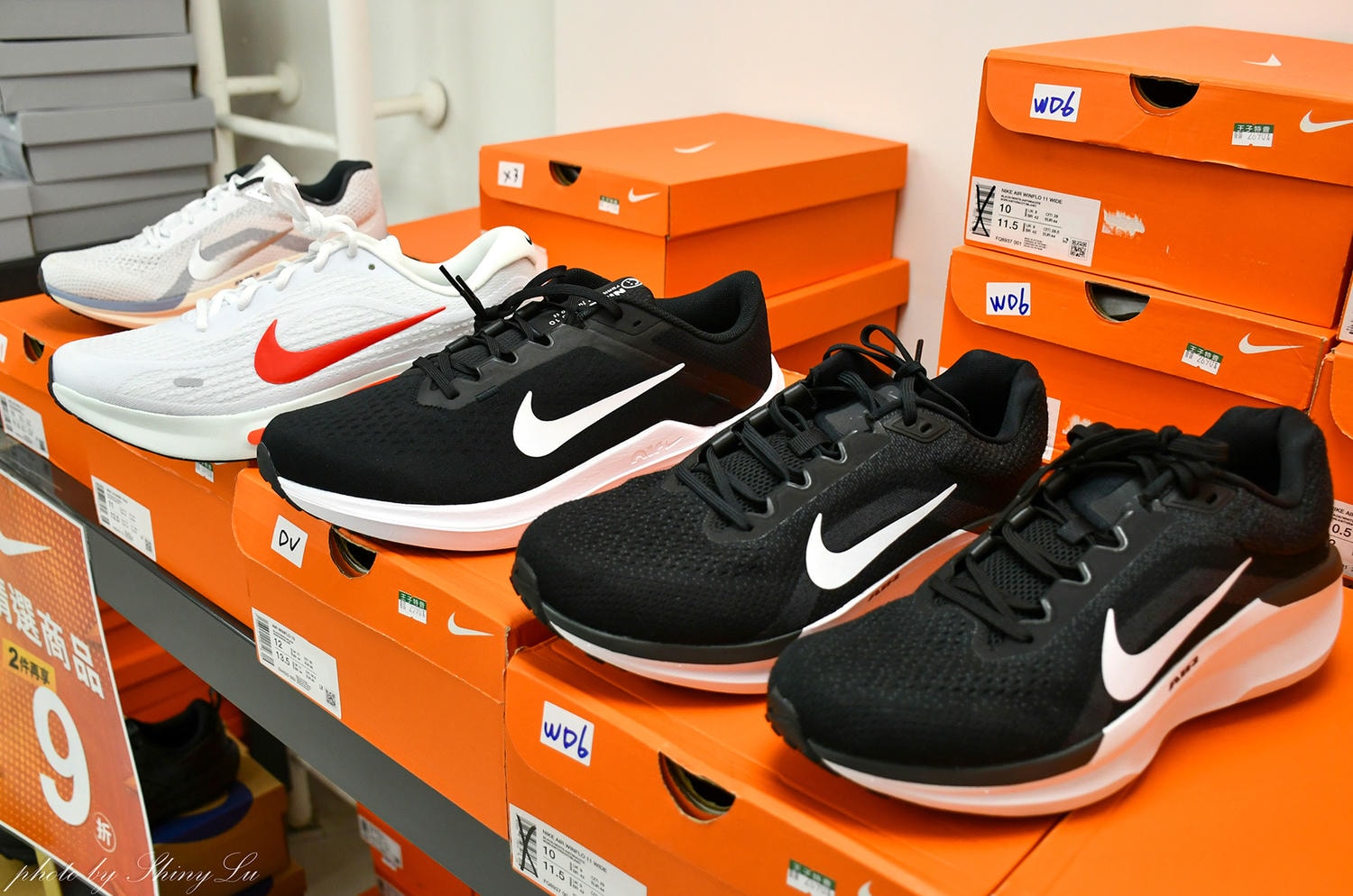 哈拉影城B1運動鞋特賣│Nike990元起！童鞋及零碼出清不用千元買得到，FILA五折，新款任選二雙九折