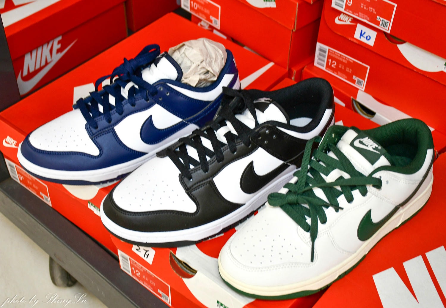 哈拉影城B1運動鞋特賣│Nike990元起！童鞋及零碼出清不用千元買得到，FILA五折，新款任選二雙九折