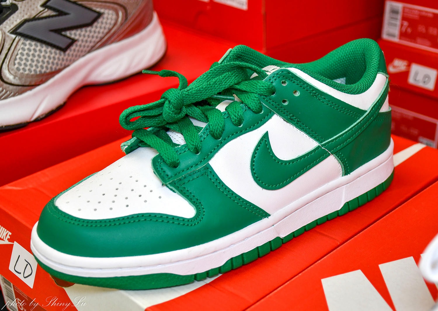 哈拉影城B1運動鞋特賣│Nike990元起！童鞋及零碼出清不用千元買得到，FILA五折，新款任選二雙九折