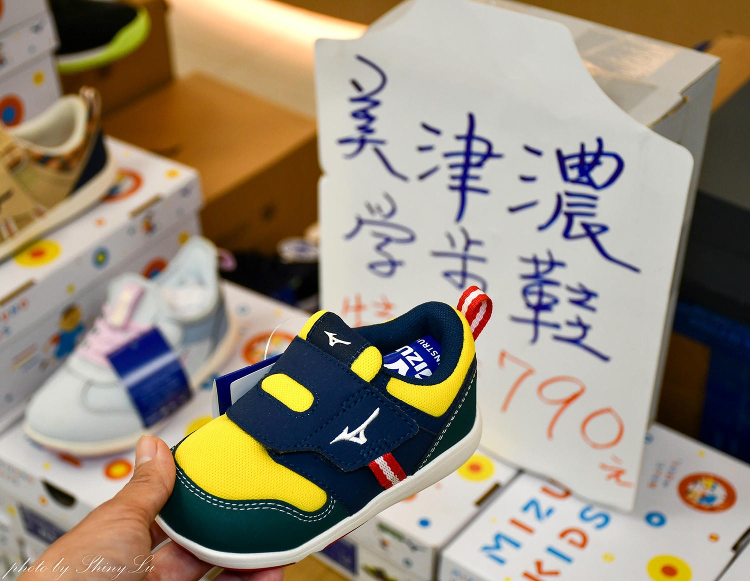 哈拉影城B1運動鞋特賣│Nike990元起！童鞋及零碼出清不用千元買得到，FILA五折，新款任選二雙九折