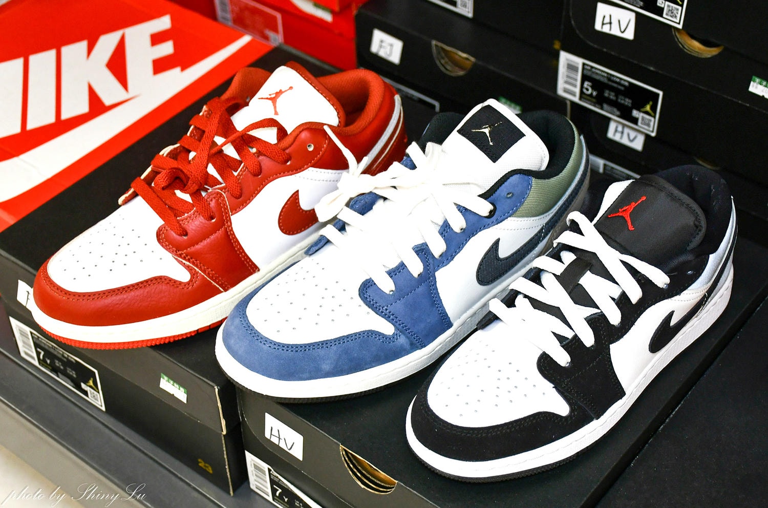 哈拉影城B1運動鞋特賣│Nike990元起！童鞋及零碼出清不用千元買得到，FILA五折，新款任選二雙九折