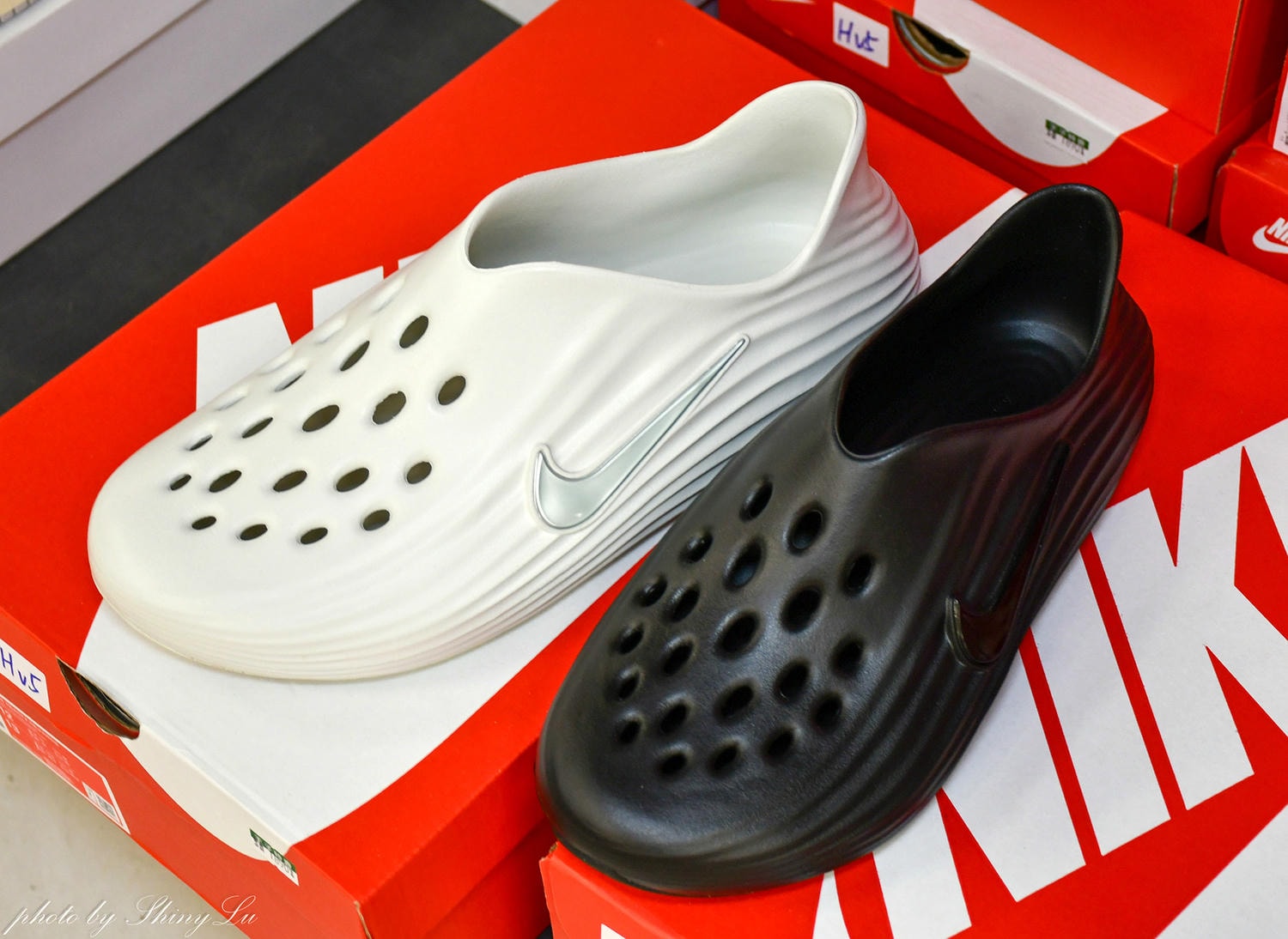 哈拉影城B1運動鞋特賣│Nike990元起！童鞋及零碼出清不用千元買得到，FILA五折，新款任選二雙九折