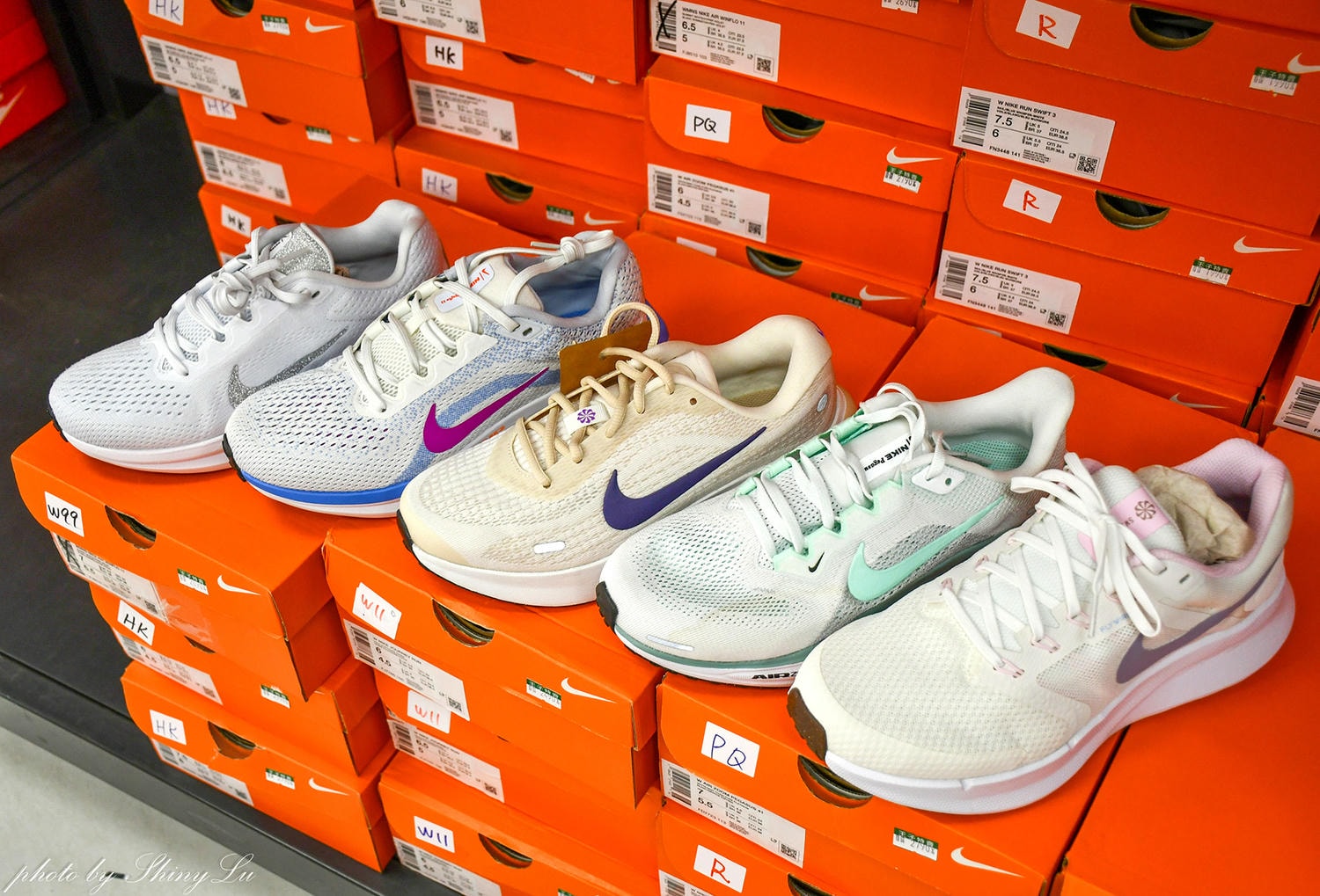 哈拉影城B1運動鞋特賣│Nike990元起！童鞋及零碼出清不用千元買得到，FILA五折，新款任選二雙九折