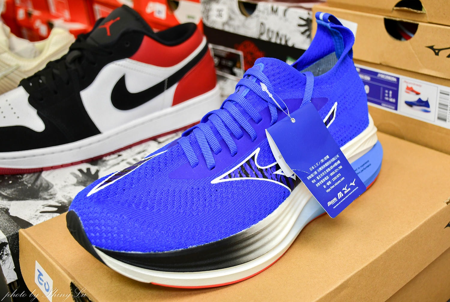 哈拉影城B1運動鞋特賣│Nike990元起！童鞋及零碼出清不用千元買得到，FILA五折，新款任選二雙九折