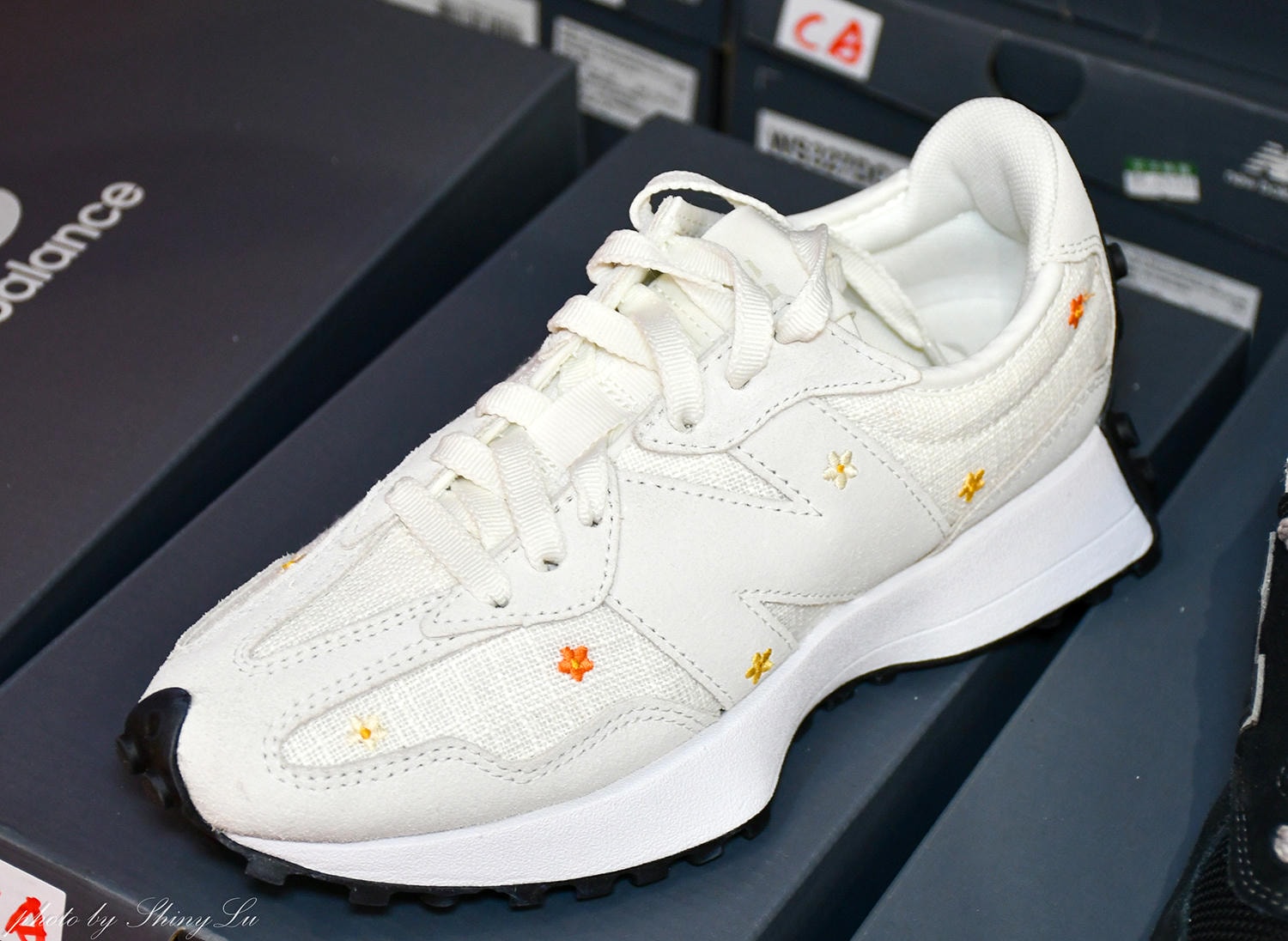 哈拉影城B1運動鞋特賣│Nike990元起！童鞋及零碼出清不用千元買得到，FILA五折，新款任選二雙九折