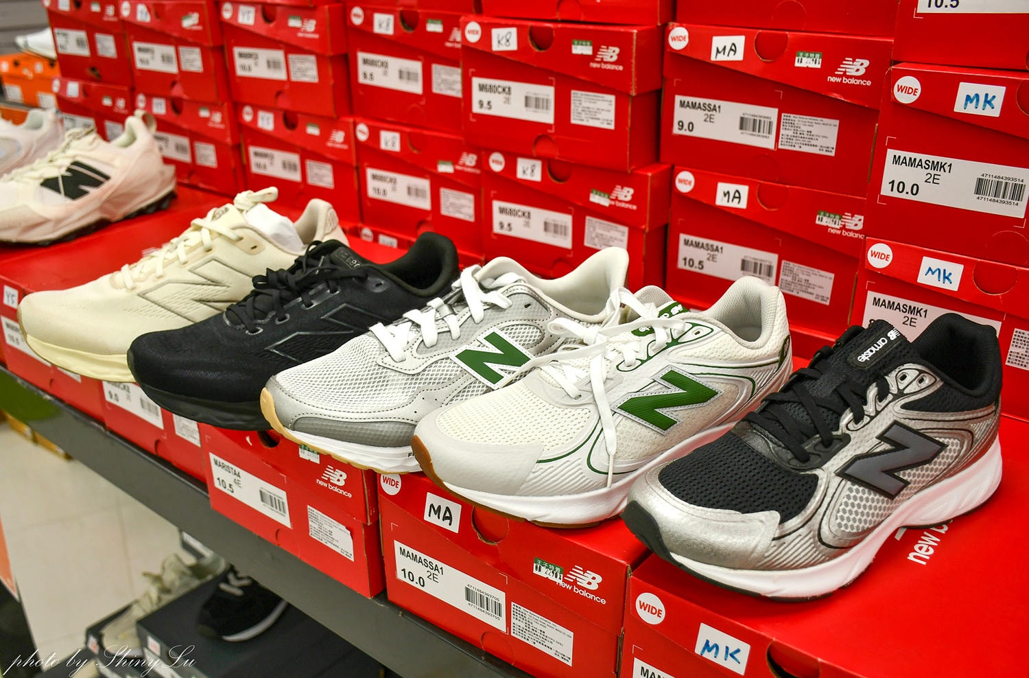 哈拉影城B1運動鞋特賣│Nike990元起！童鞋及零碼出清不用千元買得到，FILA五折，新款任選二雙九折