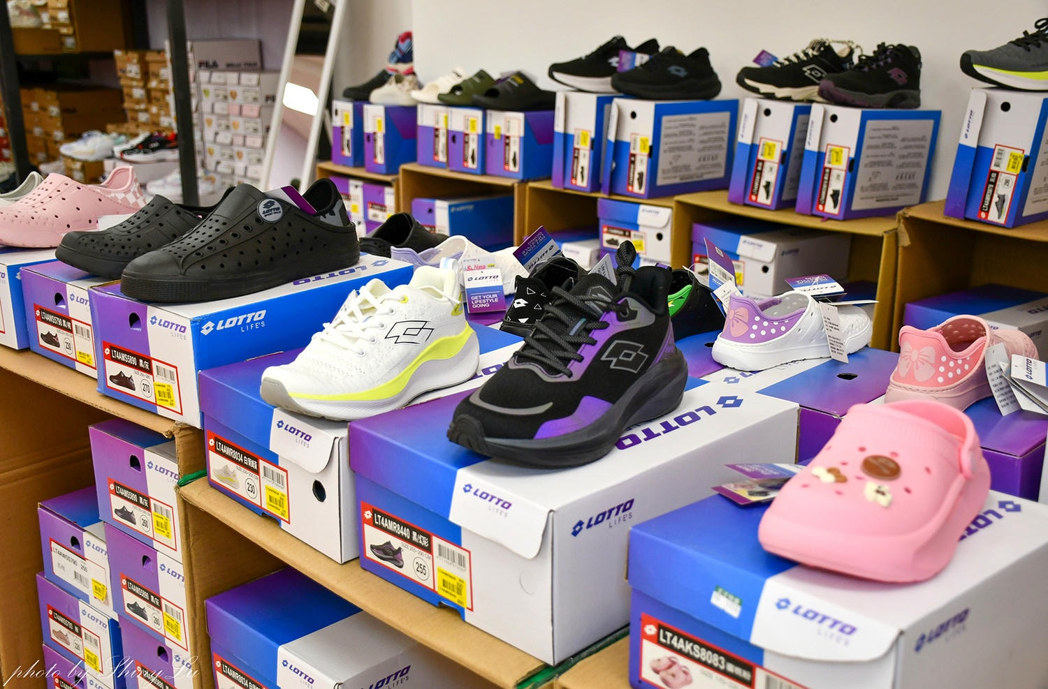 哈拉影城B1運動鞋特賣│Nike990元起！童鞋及零碼出清不用千元買得到，FILA五折，新款任選二雙九折