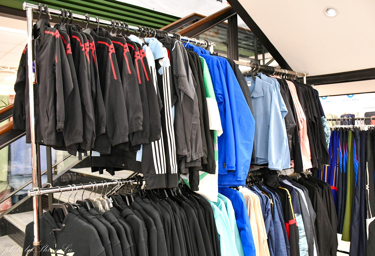 哈拉影城B1運動鞋特賣│Nike990元起！童鞋及零碼出清不用千元買得到，FILA五折，新款任選二雙九折