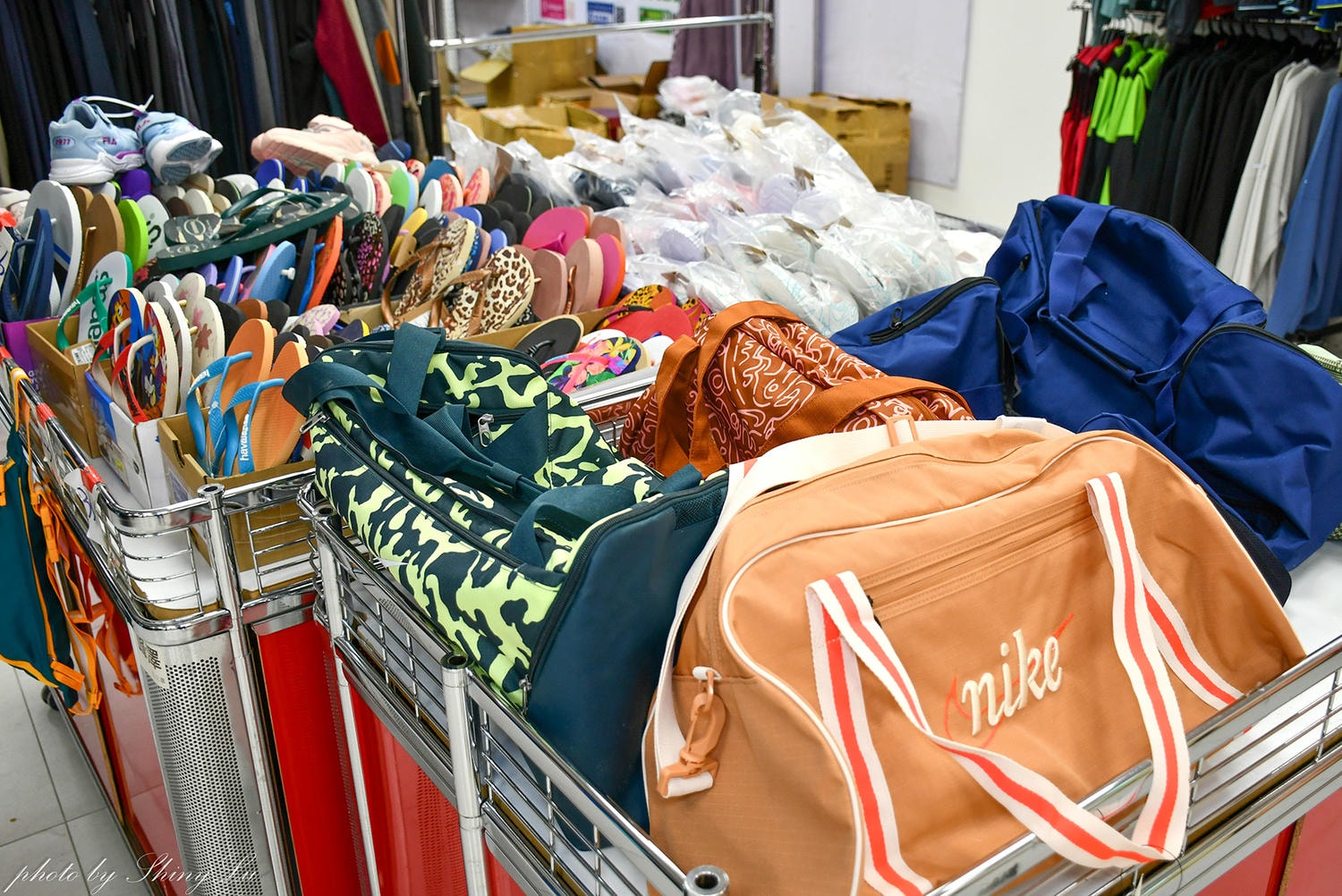 哈拉影城B1運動鞋特賣│Nike990元起！童鞋及零碼出清不用千元買得到，FILA五折，新款任選二雙九折