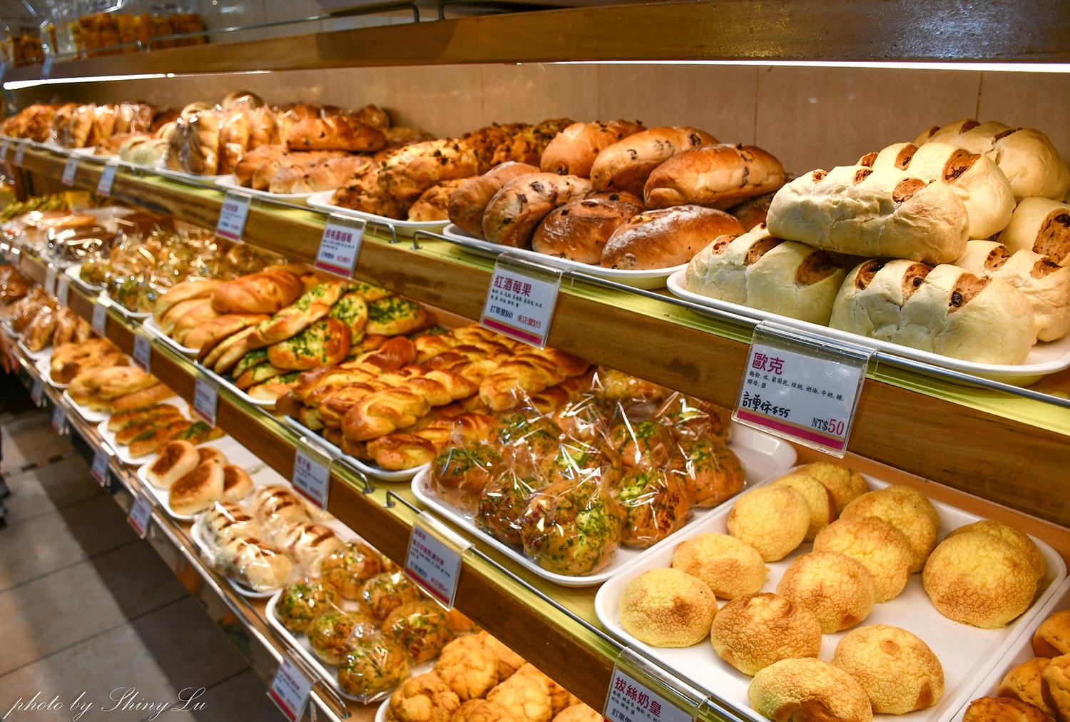 2026羅東必吃美食│14家美食小吃、冰品、早午餐│非業配真實心得 - 第29張圖 奕順軒必買是什麼?麵包直接打趴奶凍捲跟桂圓蛋糕(門市資訊及線上訂購)