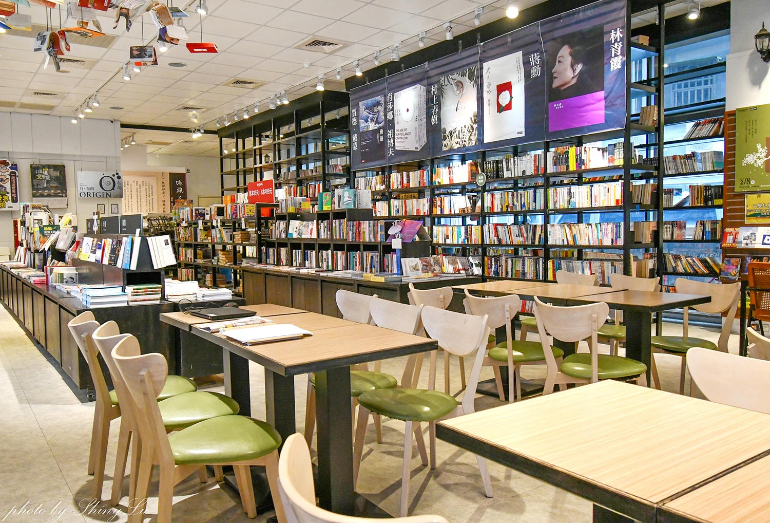 萬華咖啡廳不限時【時報本鋪書店】免費看書,還有免費插座可使用 - 第4張圖 萬華咖啡廳不限時【時報本鋪書店】免費看書,還有免費插座可使用