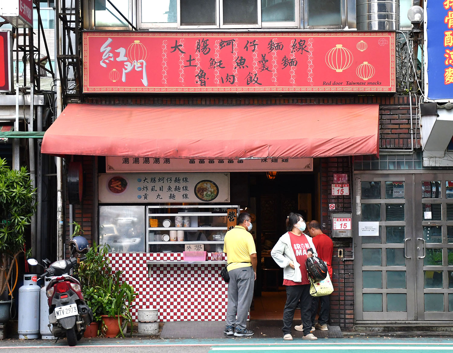 林口長庚附近的「紅門大腸蚵仔麵線」每次經過不論內用外帶人都滿到爆