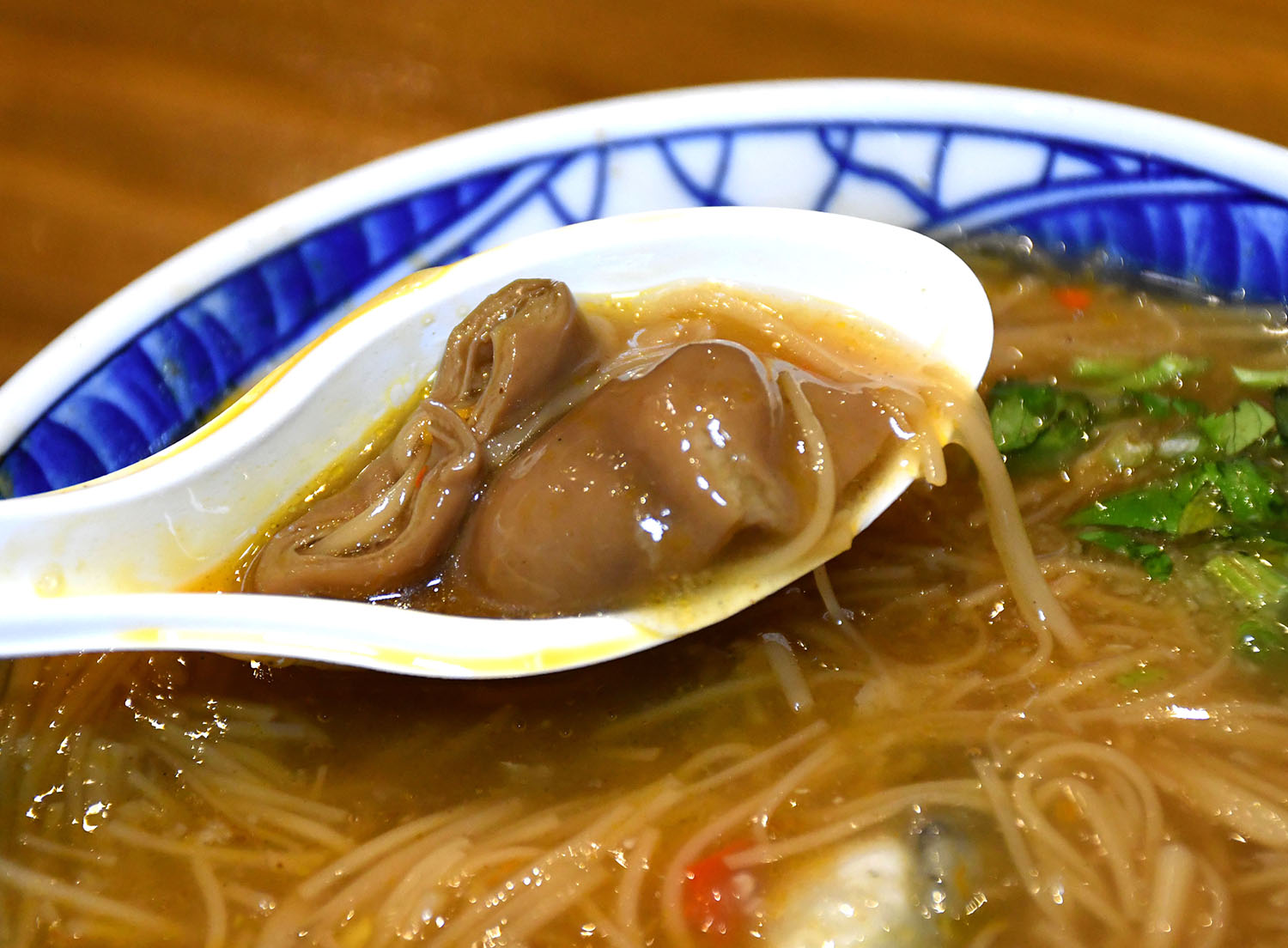 林口長庚附近的「紅門大腸蚵仔麵線」每次經過不論內用外帶人都滿到爆