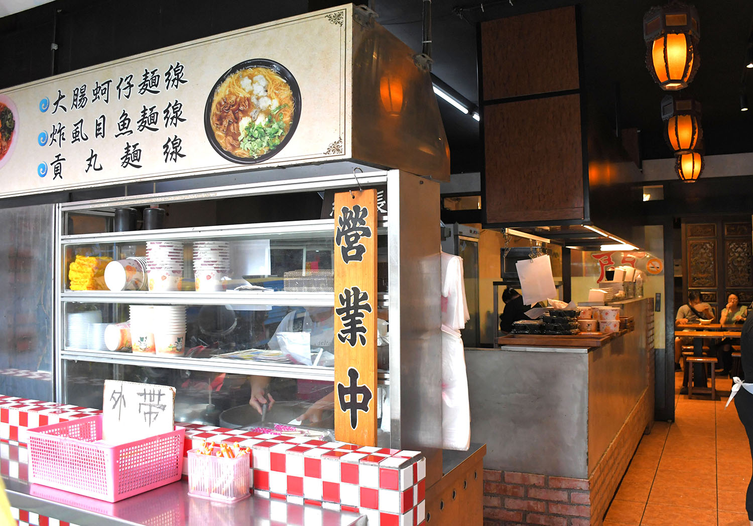 林口長庚附近的「紅門大腸蚵仔麵線」每次經過不論內用外帶人都滿到爆