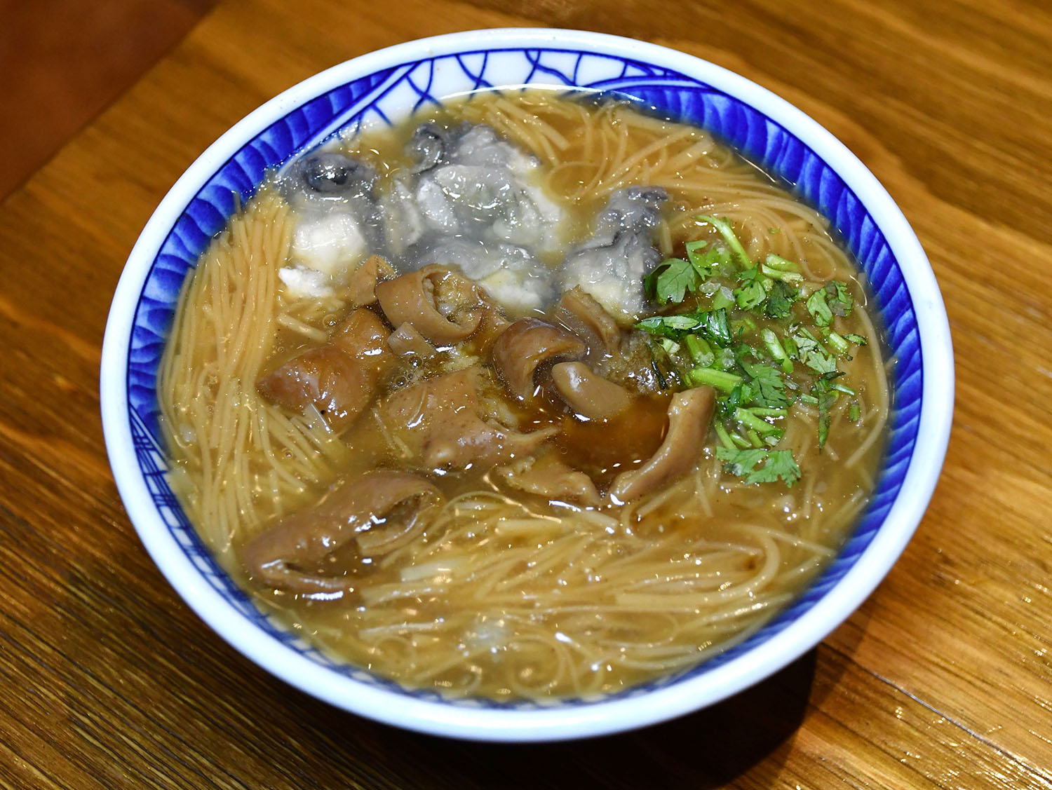 林口長庚附近的「紅門大腸蚵仔麵線」每次經過不論內用外帶人都滿到爆