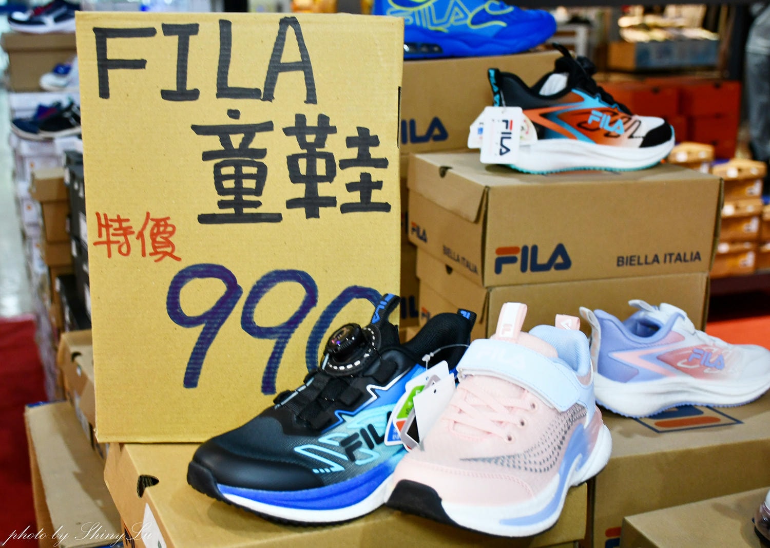 內湖人快衝!家樂福內湖店一樓,N i k e 運動鞋特賣,價格甜到懷疑人生啦~ - 第15張圖 內湖人快衝!家樂福內湖店一樓,N i k e 運動鞋特賣,價格甜到懷疑人生啦~